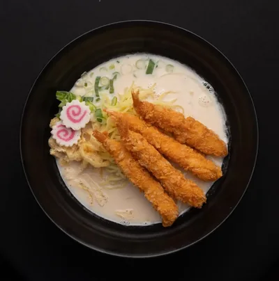 Prawn ramen with crumbed prawns and narutomaki.